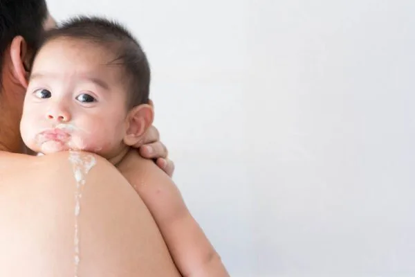 Baby vomit vs Spit up: What’s the difference?